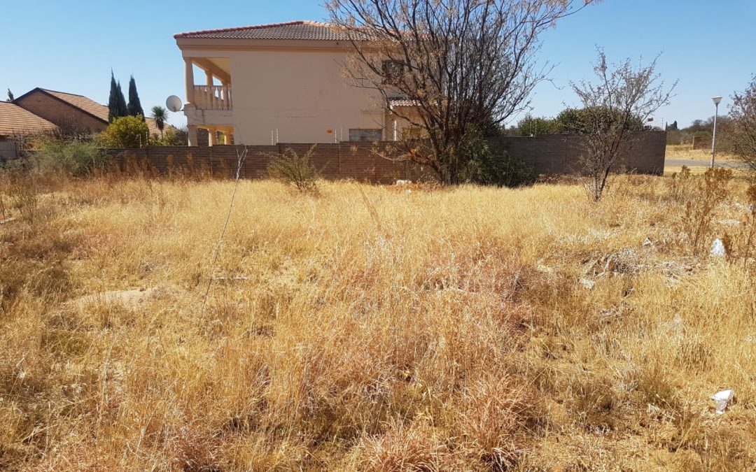 VALUABLE CORNER STAND. BIG ENOUGH TO BUILD 4 TOWNHOUSES.