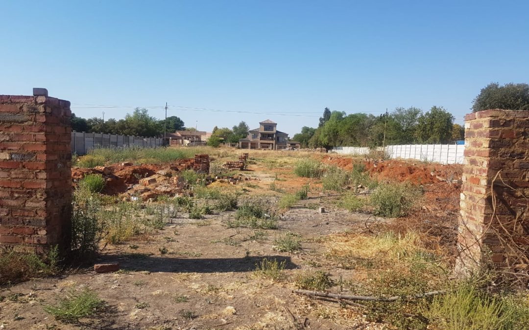 VACANT STAND IN ESTABLISHED AREA. WITH WATER AND ELECTRICITY CONNECTION