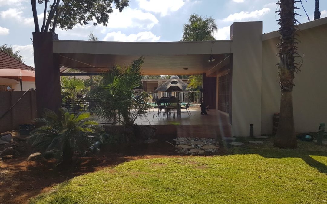 BEAUTIFUL 5 BEDROOM HOUSE WITH LOTS OF EXTRAS. WELL SITUATED NEAR EVERYTHING.