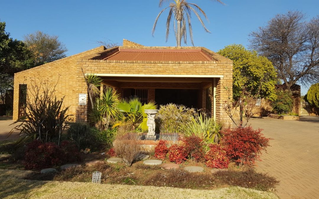 VERY WELL SITUATED!! ESTABLISHED FAMILY HOME WITH A LOT TO OFFER.