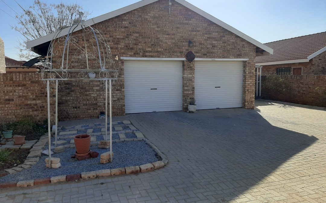 NEAT AND SPACIOUS TOWNHOUSE WITH LOW MAINTENANCE.