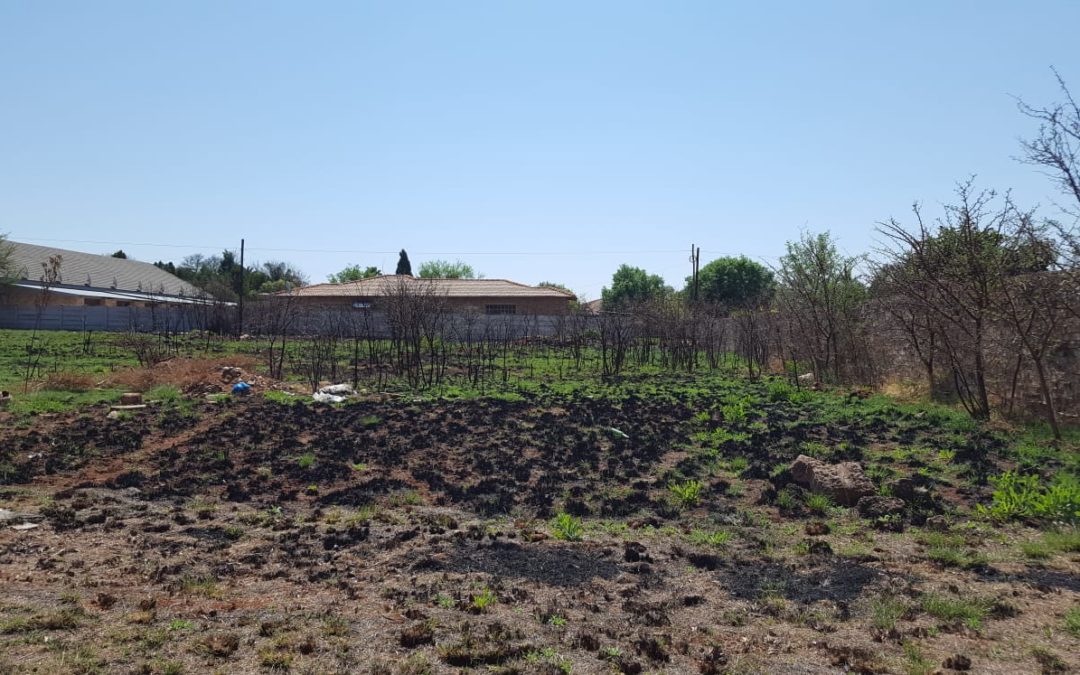 VACANT LAND WELL SITUATED. WALKING DISTANCE FROM DORINGKRUIN SPAR. IDEAL SPOT FOR A DEVELOPER WHO CAN APPRECIATE A BUSINESS OPPORTUNITY.