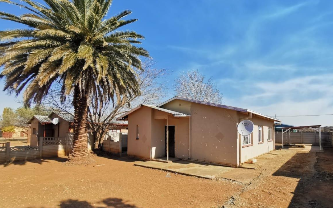 CUTE 3 BEDROOM HOUSE WITH MUCH POTENTIAL. IDEAL TO RENOVATE & CONVERT IT INTO YOUR DREAM HOUSE.