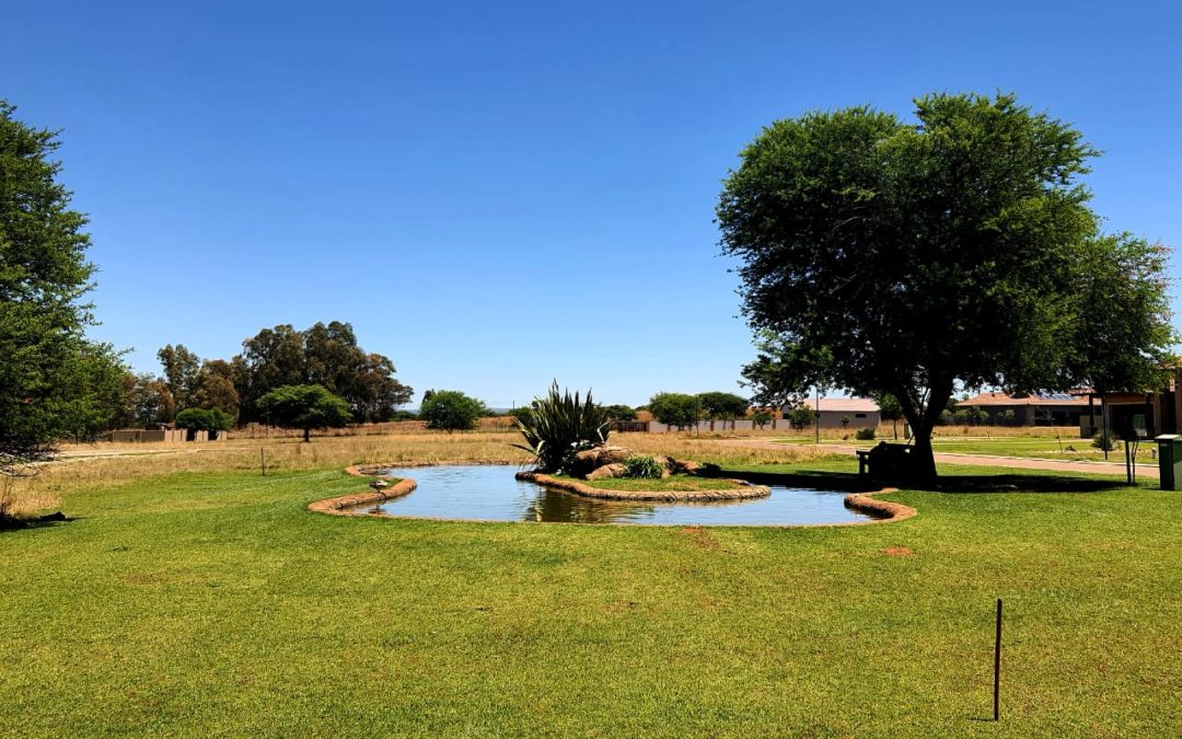 NATURE LOVING? VACANT LAND IN UPMARKET COUNTRY AND WILDLIFE ESTATE FOR SALE.