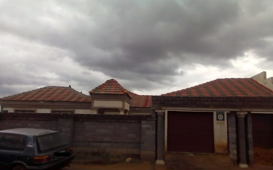 NICE 3 BEDROOM HOUSE WELL SITUATED NEAR SHOPPING CENTRE, SAPS, CLINIC & TAXIS.