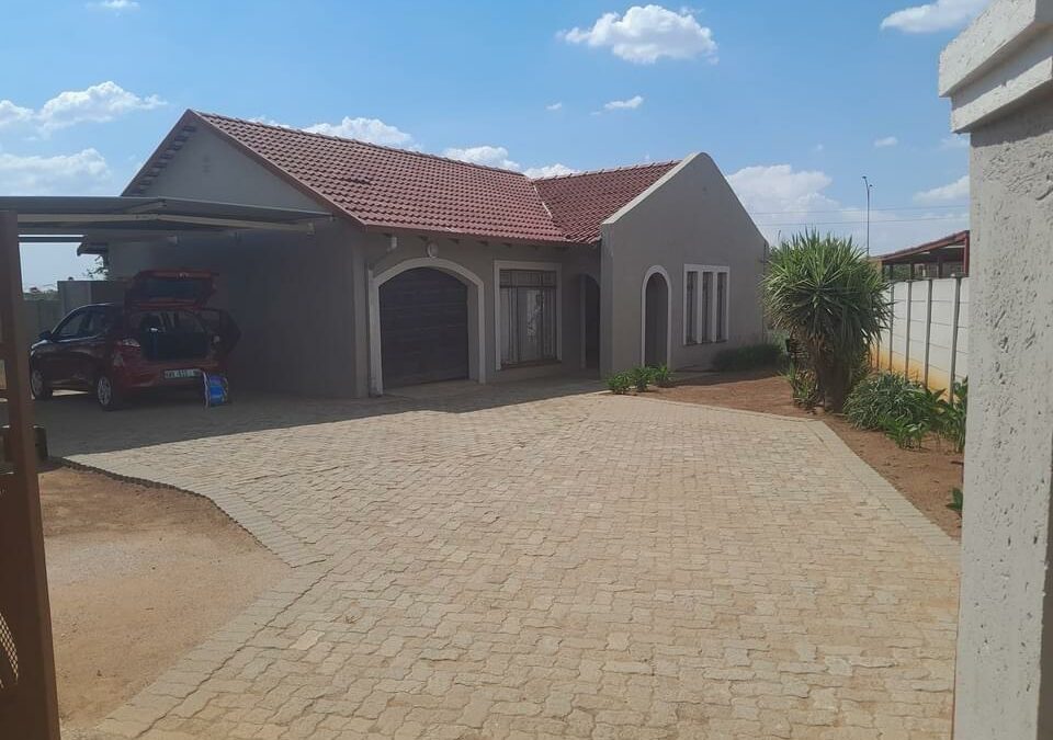 3 BEDROOM HOUSE AT BARGAIN PRICE. WELL SITUATED. NEW CEILINGS FITTED.