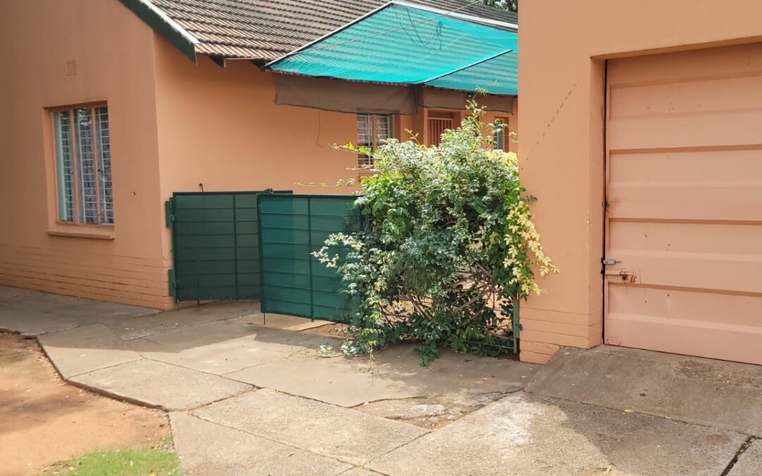 SOLID BUILD 3 BEDROOM HOUSE IDEAL FOR SMALL FAMILY.