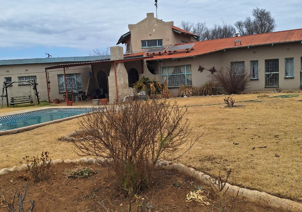 12,75Ha PLOT MET GROOT HUIS EN BAIE BUITEGEBOUE TEEN WINSKOOP PRYS.