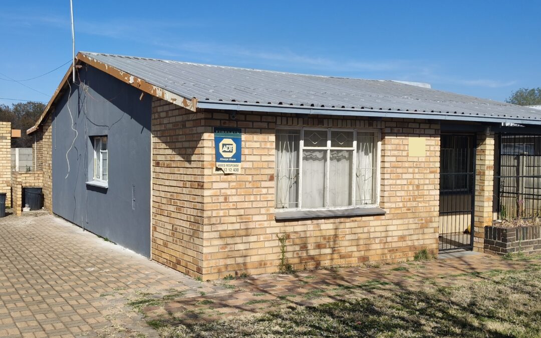 NEAT 2 BEDROOM HOME WITH GREAT POTENTIAL. AFFORDABLE PRICE!!