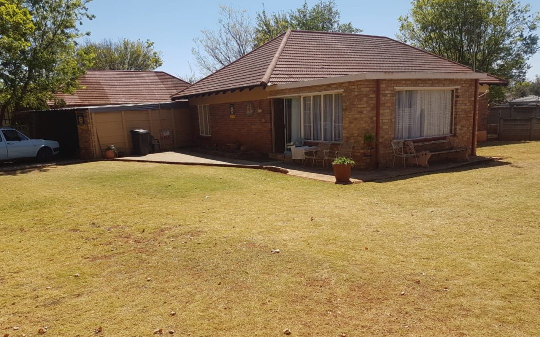 3 BEDROOM HOUSE WITH BACHELORS FLAT. **ALL THE FURNITURE INCLUDED.**