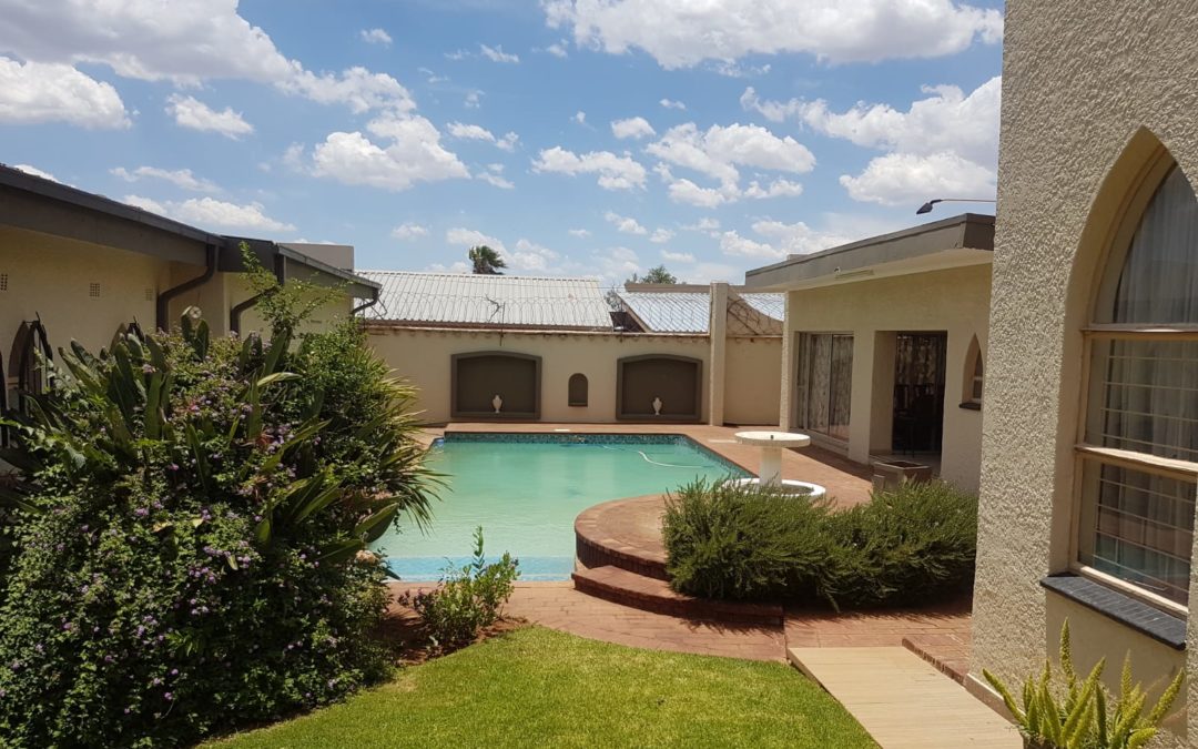 BEAUTIFUL 5 BEDROOM HOUSE WITH 3 BATHROOMS; POOL & MANY EXTRAS