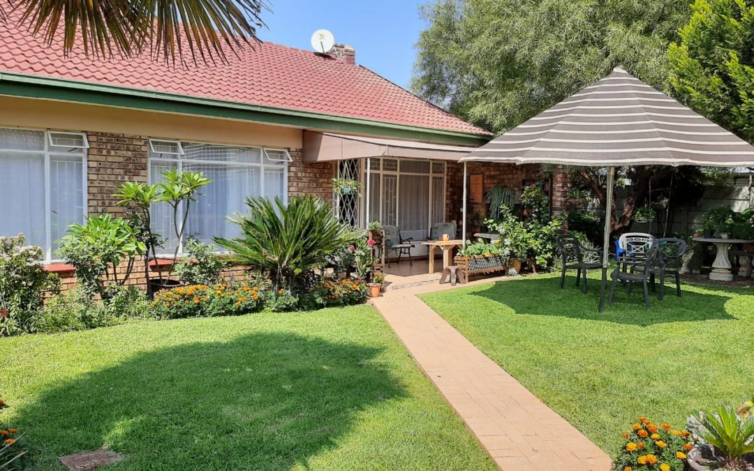 COZY TOWNHOUSE WITH PRIVATE GARDEN.