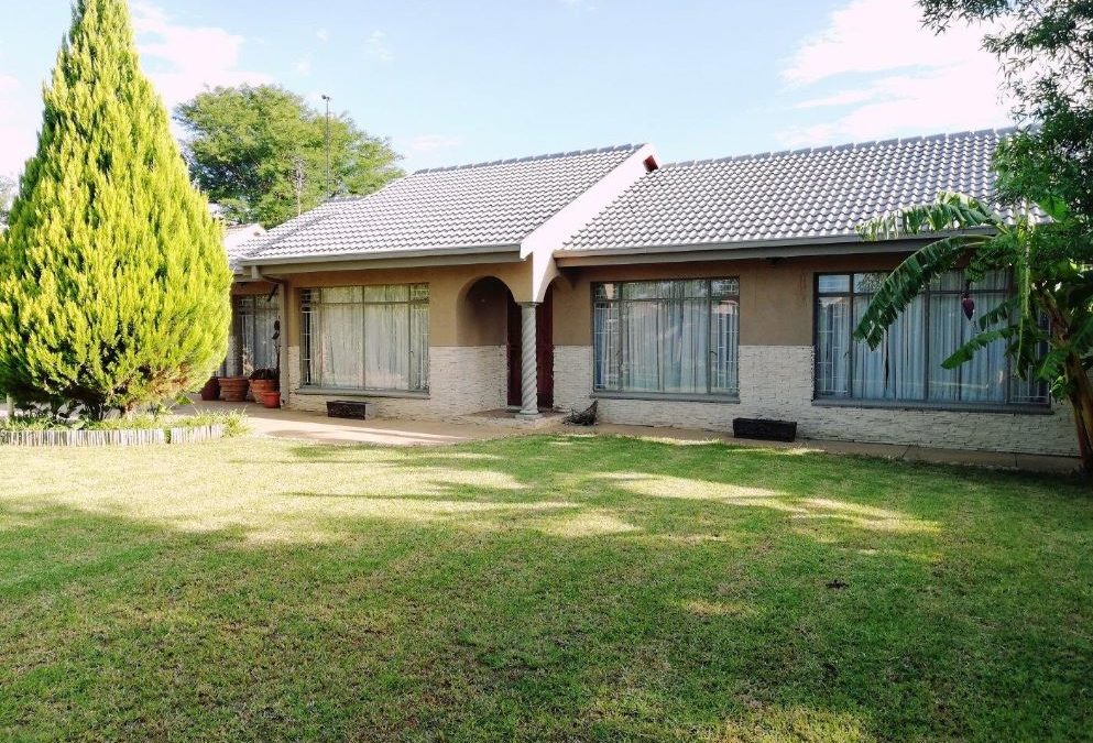 PRICED RIGHT!! 3 BEDROOM HOUSE WITH 5 GARAGES.