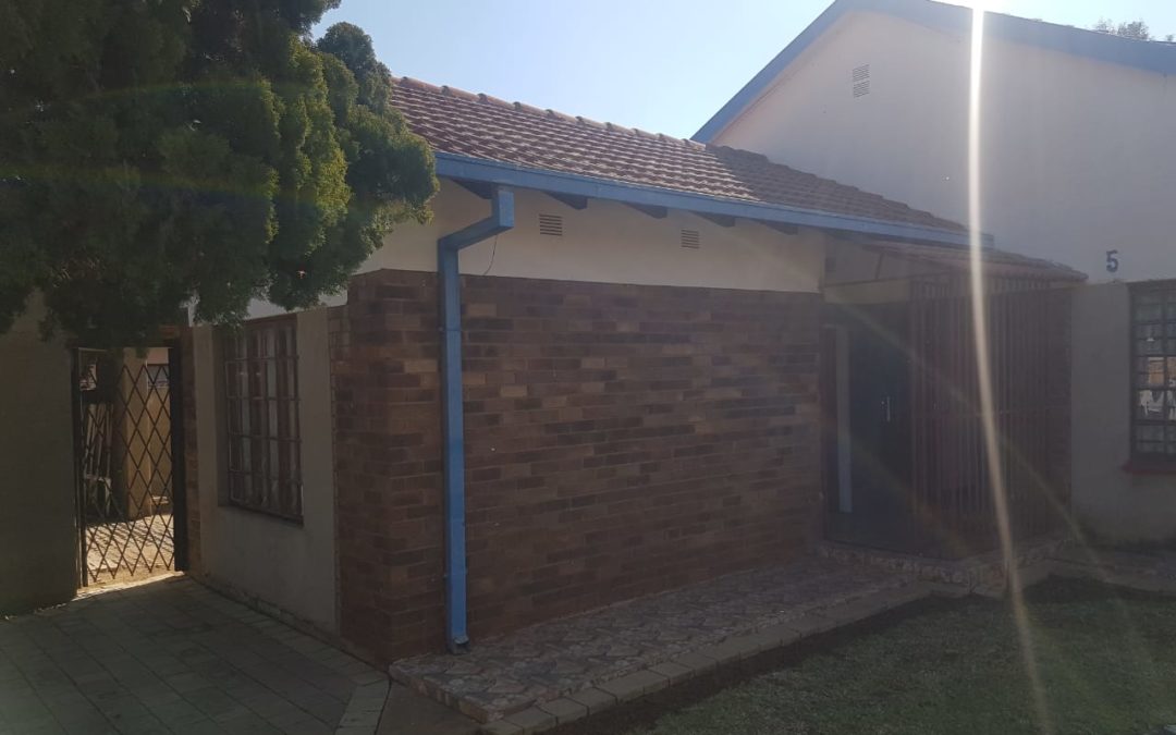 BEAUTIFUL HOUSE. COMPLETELY RENOVATED AT THE INSIDE. NEW CEILINGS & NEW FLOOR TILING. BIG OUTSIDE ROOM. CAN BE USED AS 4TH BEDROOM.