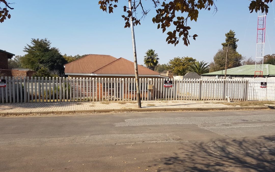 SOLID BUILT COUNTRY STYLE 4 BEDROOM HOUSE ON 1,2HA PLOT ON THE BANKS OF THE SCHOONSPRUIT IN THE WELL KNOWN OUDORP SUBURB. OFFERS WELCOME!!