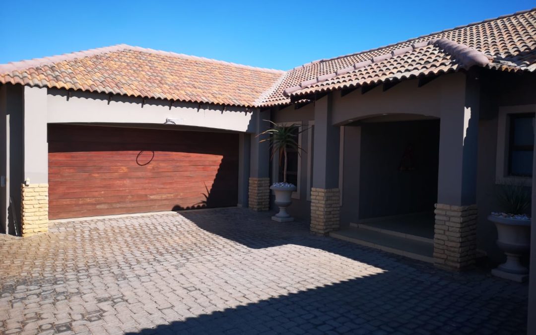 MODERNE 4 SLAAPKAMER WONING MET BAIE EKSTRAS IN PRIMA AREA. IDEAAL VIR KIESKEURIGE KOPERS.