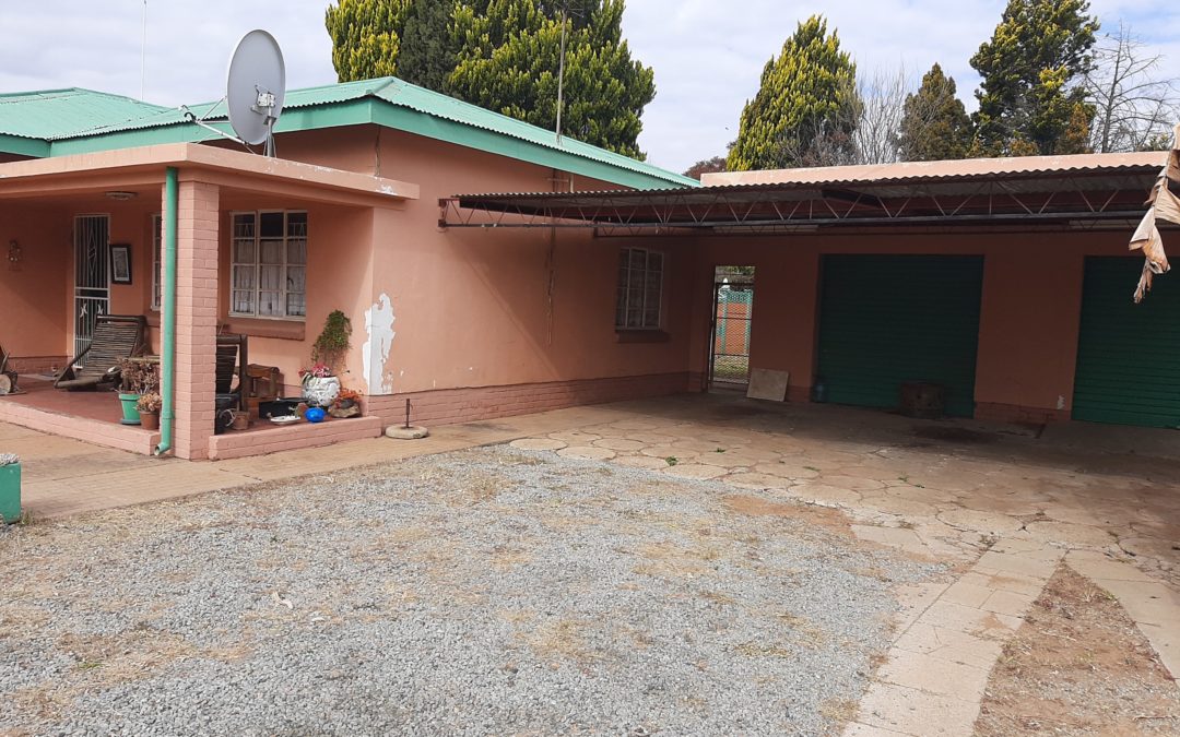 LOTS OF POTENTIAL!! 3 BEDROOM HOUSE WITH 2 BATHROOMS; POOL & LAPA.