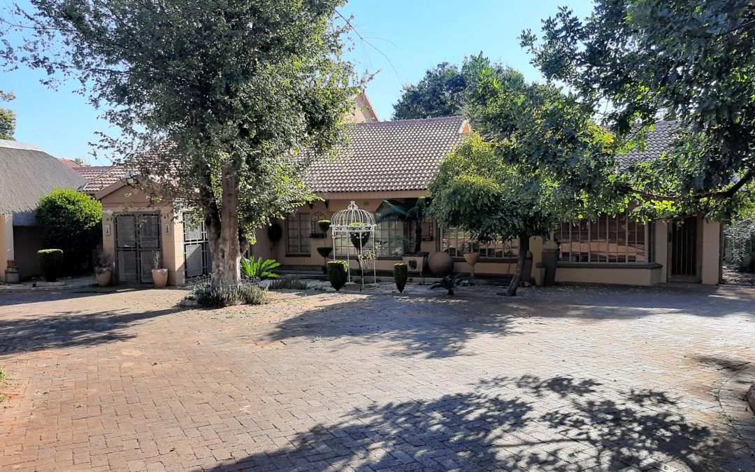 EXCLUSIVE PROPERTY ON 2.14 HA PLOT IN PRIME AREA.