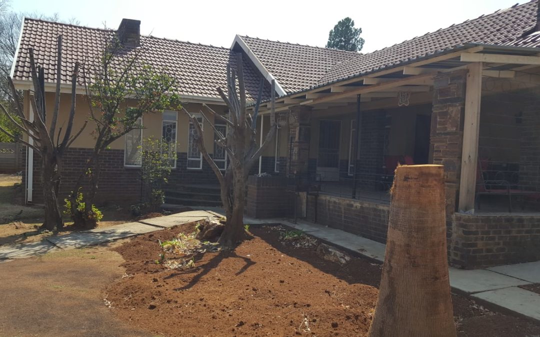 3 BEDROOM HOUSE WITH NICE KITCHEN, OPEN PLAN DINING/LOUNGE, 2 BATHROOMS, 2 GRANNY FLATS, SWIMMING POOL, DOUBLE GARAGE. WELL SITUATED NEAR GOLF COURSE.
