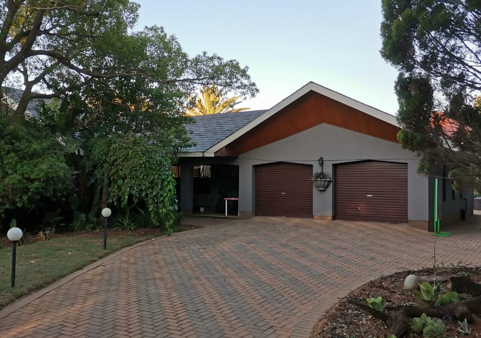SPACIOUS UPGRADED FAMILY HOME. WONDERFUL OPPORTUNITY TO WORK FROM HOME!