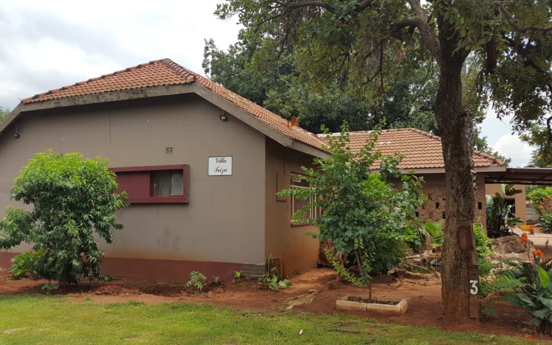COZY FAMILY HOME WITH FLATLET, POOL, BOREHOLE & DOUBLE GARAGE. WELL SITUATED NEAR ALL MAJOR SHOPS; SCHOOLS; TAXIS AND N12.