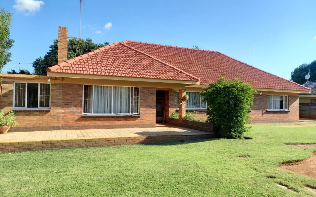 OLD FASHIONED COUNRTY STYLE HOUSE. WELL SITUATED IN CENTRE OF TOWN.