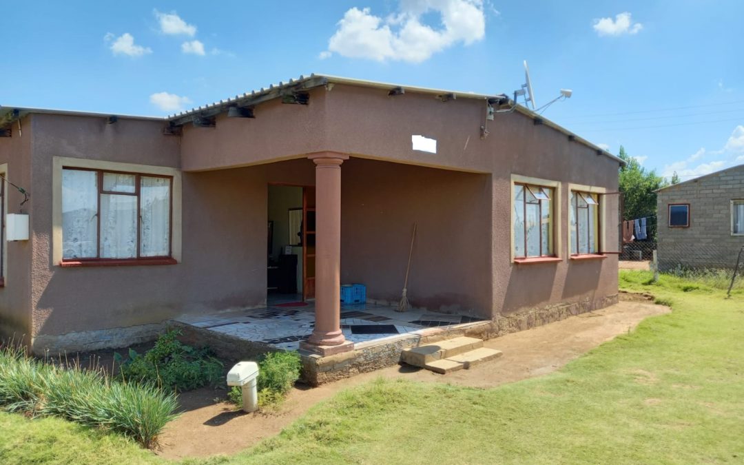 BEAUTIFUL 3  BEDROOM HOUSE WITH OPEN PLAN KITCHEN, LOUNGE & DINING ROOM. WELL SITUATED.