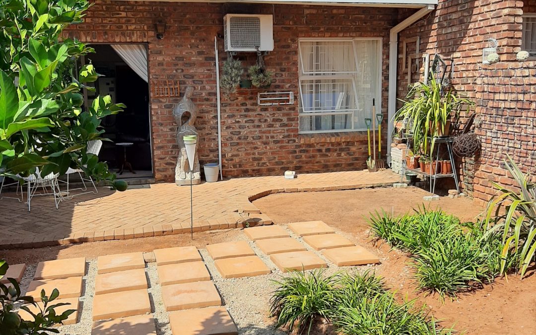 NEAT 1 BEDROOM UNIT IN RETIREMENT VILLAGE FOR SALE.
