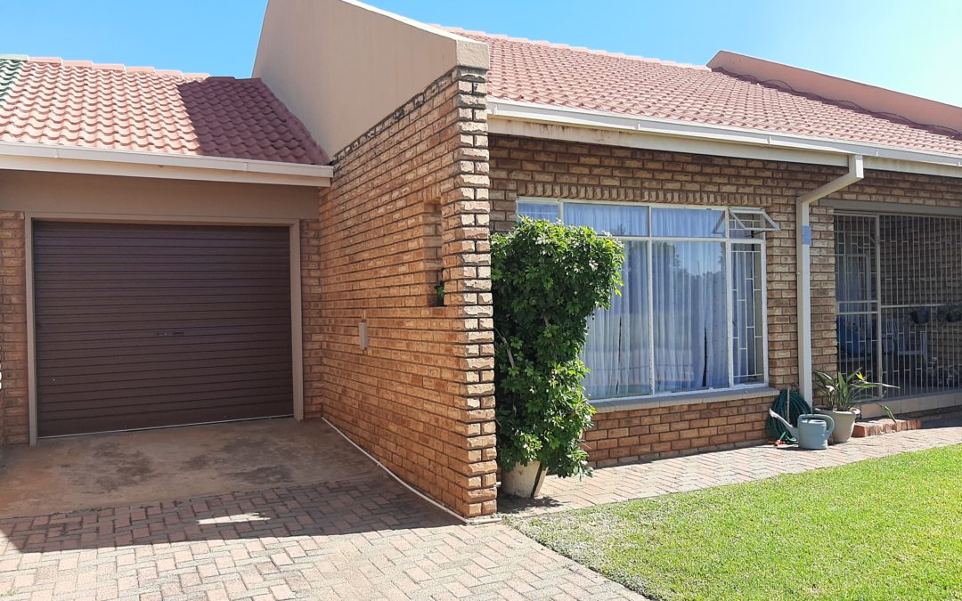 NEAT LOCK-UP & GO 2 BEDROOM FULL TITLE TOWNHOUSE WITH POOL. LOW MAINTENANCE.