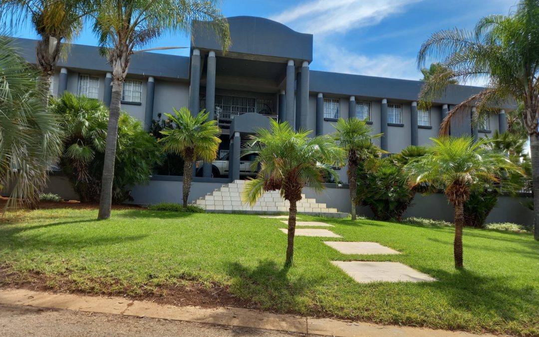 LUXURIOUS ULTRA MODERN 5 BEDROOM HOUSE  WITH 4 BATHROOMS, OPEN PLAN KITCHEN, LARGE ENTERTAINMENT ROOM, SAUNA & POOL.