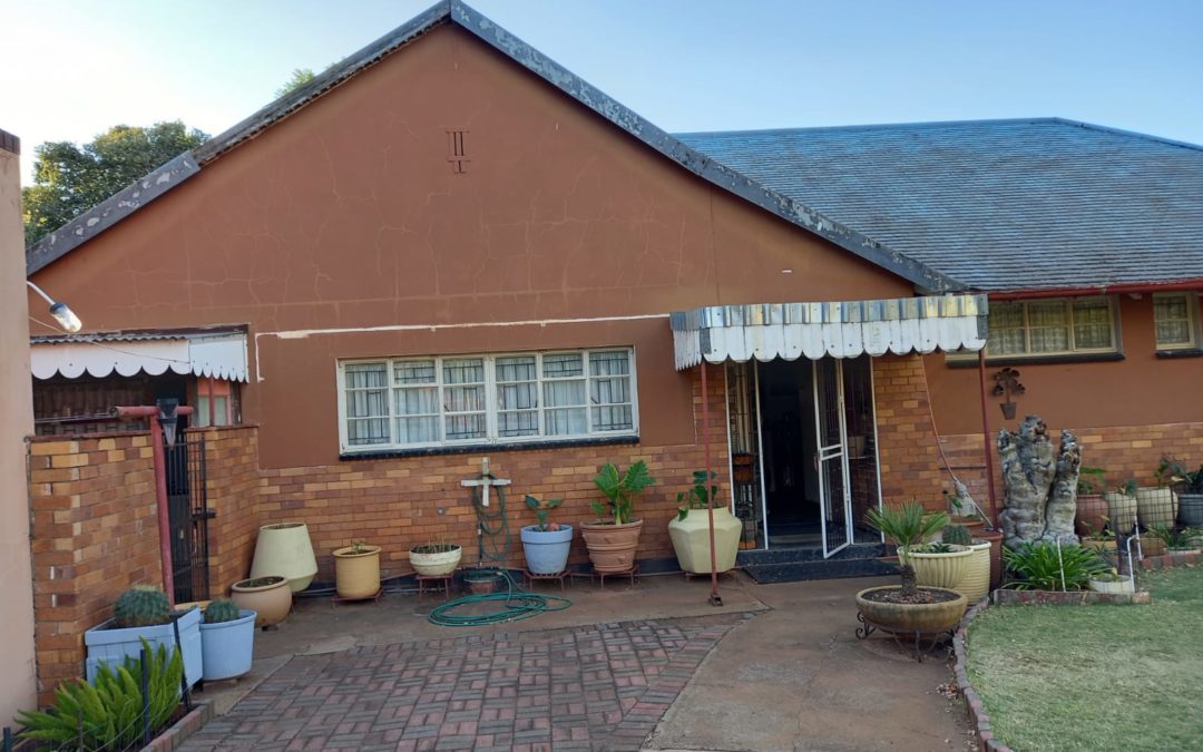 3 BEDROOM HOUSE WITH MANY OUTSIDE ROOMS, WHICH MAKES THE PROPERTY IDEAL TO ACCOMMODATE OVERNIGHT GUESTS.