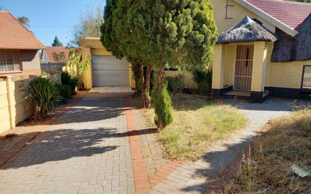 3 BEDROOM HOUSE WITH 2 BATHROOMS, 2 GARAGES & 1 BEDROOM FLAT.