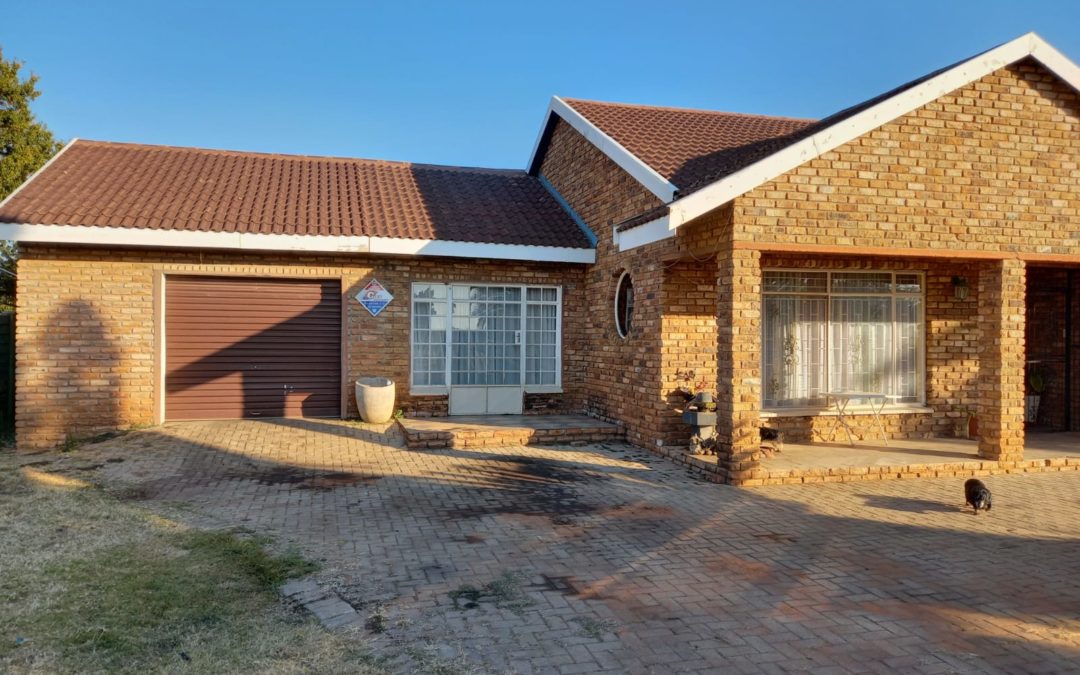 3 BEDROOM HOUSE IN CENTRE OF TOWN. REALISTIC OFFERS WILL BE CONSIDERED.