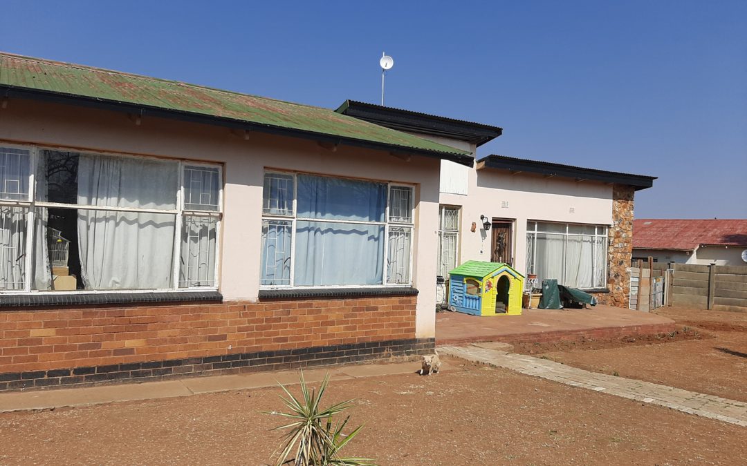3 BEDROOM HOUSE ON A LARGE STAND WITH THE POTENTIAL TO BUILD FLATS