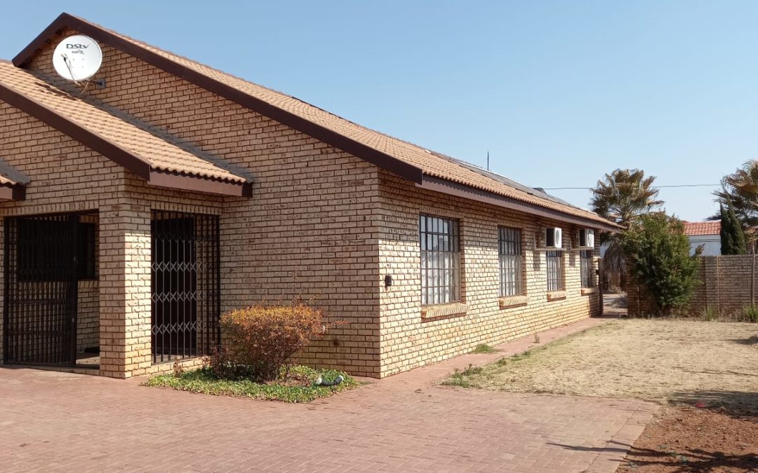 SOLID BUILD FACEBRICK HOUSE FOR SALE.