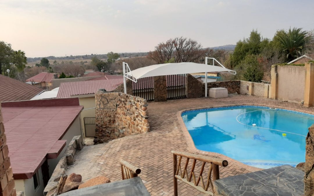 A HOME WHERE COMFORT AND LUXURY ARE TEAMED WITH STYLE. BECOME PART OF THIS HOMELY SUBURB.  OPEN PLAN LIVING AREAS MAKE ENTERTAINING EASY WITH BUILT-IN FIRE PLACE. SPARKLING POOL WITH BRAAI AREA.