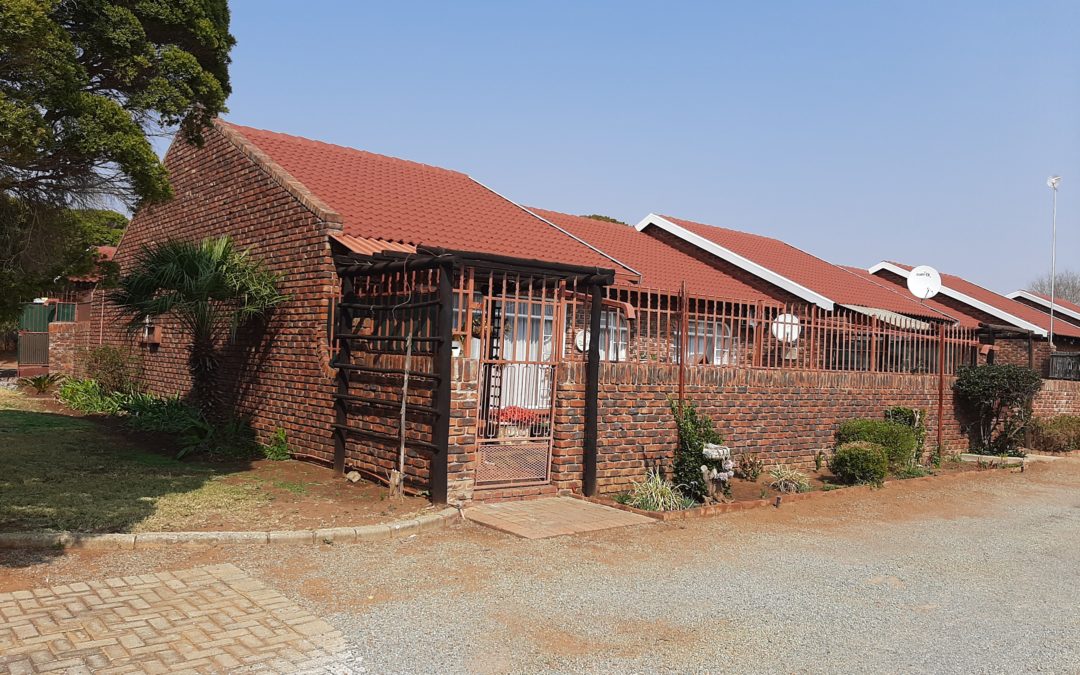 NEAT AFFORDABLE LOCK-UP AND GO 2 BEDROOM TOWNHOUSE FOR SALE.