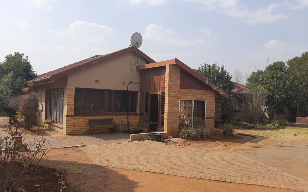 1.8 HA INCOME GENERATING SMALL HOLDING IN TOWN. 38 ROOMS RENTED OUT.