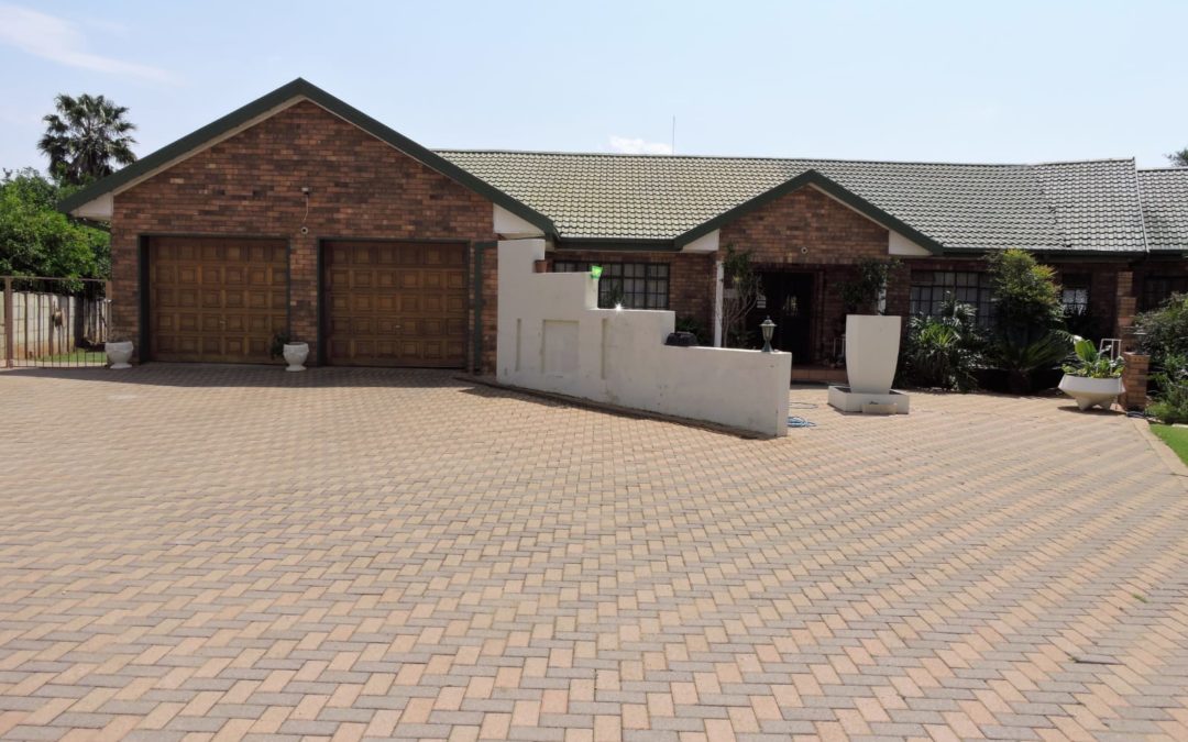 PERFECTLY LOCATED 4 BEDROOM HOUSE AND BUSINESS WITH GOOD INCOME IN AN EXCELLENT NEIGHBORHOOD