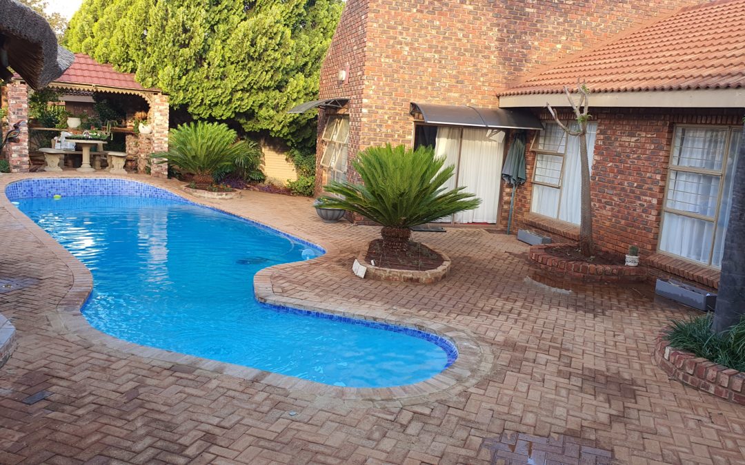 TUCKED AWAY IN A QUIET STREET. THIS STYLISH PROPERTY OFFERS 3 BEDROOMS;  FLATLET;  2 OFFICES; POOL AND JACUZZI.