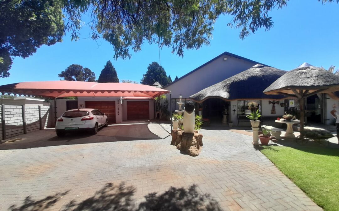SPACIOUS 3 BEDROOM 3 BATHROOM HOUSE WITH GARDEN FLAT & BIG OFFICE SPACE. IDEAL FOR A BUSINESS FROM HOME.