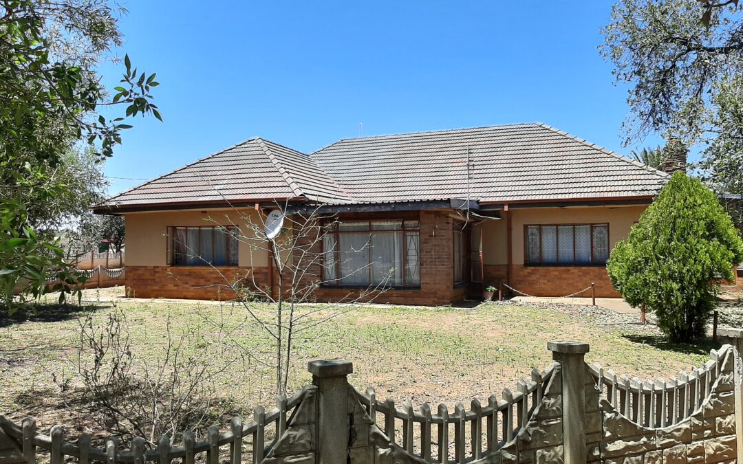 3 BEDROOM HOUSE WITH 2 BEDROOM FLATLET FOR SALE. WALKING DISTANCE FROM SPAR & PRIMARY SCHOOL.