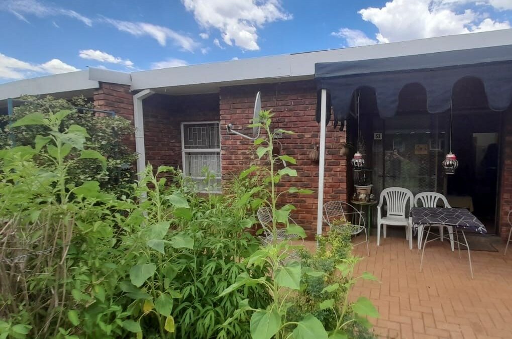 COZY 2 BEDROOM TOWNHOUSE IN POPULAR RETIREMENT VILLAGE FOR SALE.