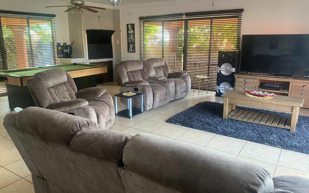 THIS SPACIOUS FAMILY HOME HAS SO MUCH TO OFFER! 4 BEDROOMS, 3 BATHROOMS, 7 GARAGES,POOL…