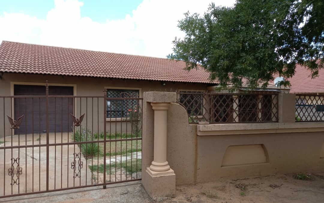 BEAUTIFUL 3 BEDROOM HOUSE IN GOOD AREA.