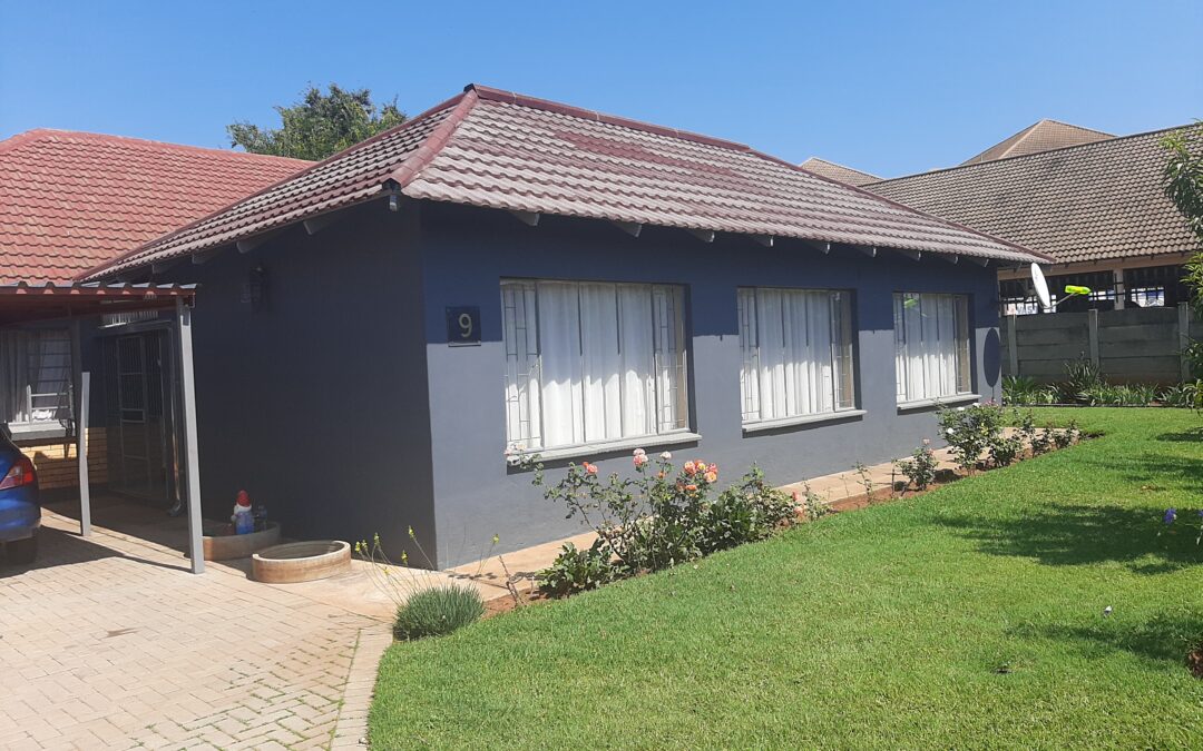EXITING OPPORTUNITY TO BUY THIS INCOME GENERATING PROPERTY WITH 3 SEPARATE UNITS.