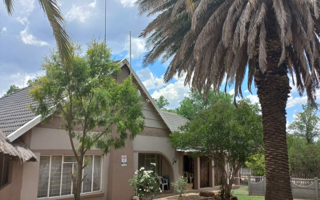 BEAUTIFUL HOUSE WITH 2 FLATS. WELL LOCATED. R5 600 RENTAL INCOME MONTHLY.