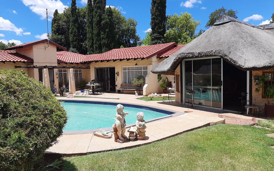 WELL LOCATED! IDEAL FOR BUSINESS PREMISES. 5 BEDROOMS, 2.5 BATHROOMS…