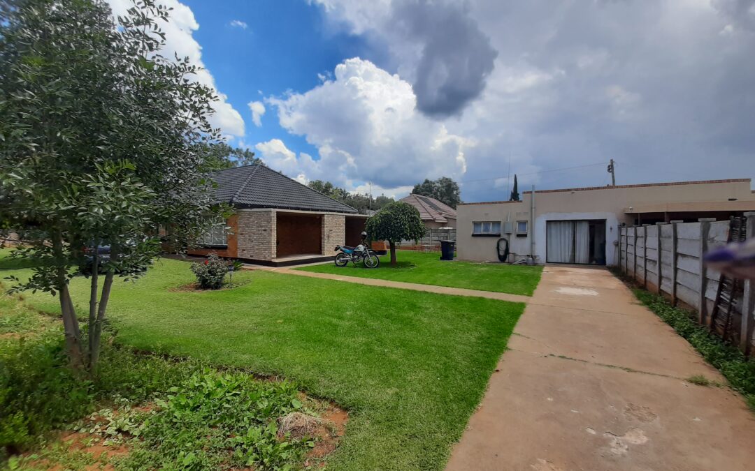 3 BEDROOM FAMILY HOME WITH FLATLET FOR EXTRA INCOME.