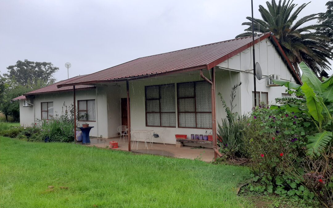 EXCELLENT VALUE FOR MONEY! 27ha SMALL HOLDING WITH 3 BEDROOM HOUSE, FLAT, ENTERTAINMENT AREA, HUGE STEEL WORK SHOP…